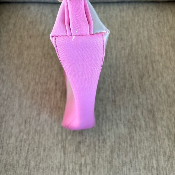 Hello Kitty Cremé Makeup Bag - Picture 3 of 10